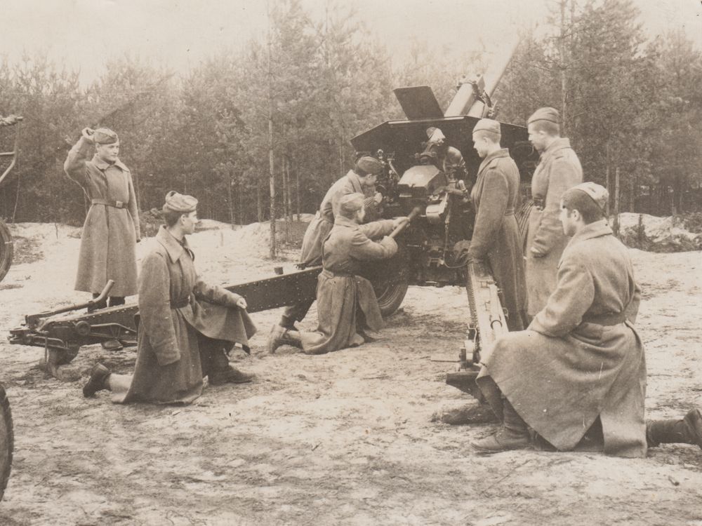 Lev Pinkus. Photograph with a howitzer and fellow soldiers, 1940s
